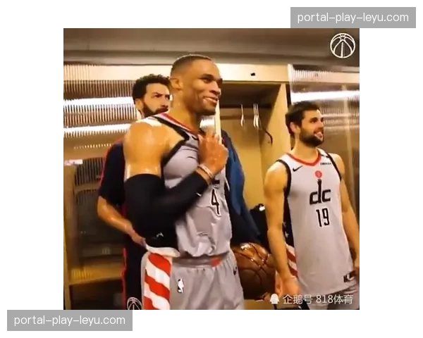 更衣室通道消息：两队教练在中场休息时的简短交流