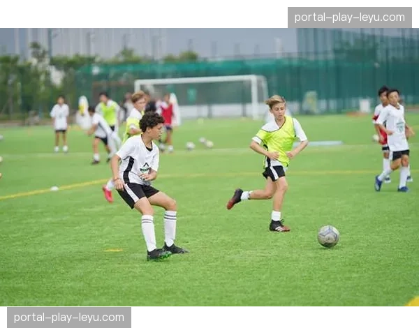 “足球回家”项目启动,德甲俱乐部联合开展社区青少年足球训练营 “足球回家”项目启动,德甲俱乐部联合开展社区青少年足球训练营